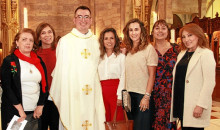 Apostolado seminaristas: Vicky Hoyos, Sarita Grisales, el nuevo sacerdote, Cristian Mateo Martínez; Norma Piedad Jaramillo, Camila Vélez, Carolina Hoyos y Diana Clemencia García.