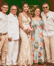 La novia, María Carolina Alzate Quiceno, en compañía de su familia: Santiago Alzate Quiceno, José Miguel Alzate, Carmen Socorro Quiceno y John Alexánder Alzate Quiceno. La novia, María Carolina Alzate Quiceno, en compañía de su familia: Santiago Alzate Quiceno, José Miguel Alzate, Carmen Socorro Quiceno y John Alexánder Alzate Quiceno.