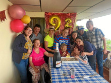 Foto | Óscar Yhony Restrepo | LA PATRIA Miriam Osorio de Grisales cumplió 92 años en el municipio de Pácora. Su vida ha estado rodeada de historias políticas y la cotidianidad del campo en el corregimiento de Castilla dejando huella en cada paso narrado por esta longeva madre de Blanca, Fabio, Miriam, Yolanda, Rubia, Anibal, Orlando y Teresita. Todavía en su lucidez manifiesta que será recordada por sus ideas partidistas liberales y agradece a Dios por su familia que aún la cuida como un gran tesoro.