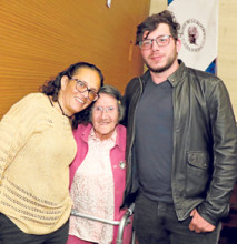 La poeta Dorian acompañada de su hija, Alejandra Becerra Hoyos, y su nieto, Urano Idarrága Becerra. La poeta Dorian acompañada de su hija, Alejandra Becerra Hoyos, y su nieto, Urano Idarrága Becerra.