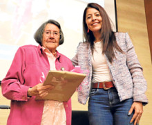La poeta Dorian Hoyos recibe un reconocimiento de manos de Ivonne Paola Mendoza, gerente del Centro Cultural del Banco de la República de Manizales. La poeta Dorian Hoyos recibe un reconocimiento de manos de Ivonne Paola Mendoza, gerente del Centro Cultural del Banco de la República de Manizales.