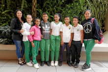 La profesora Alba Milena Herrera Acero acompañada de los niños Isabela Ospina Buriticá, Ana Sofía Ortiz Castañeda, Andreus Esleider Quintero Morales, Sandra Milena Díaz, José Miguel Suárez Calvo, Jhon Edison Carmona Carmona y Lucía Galenano Cardona, ellos son de la Institucion Educativa La Cabaña. La profesora Alba Milena Herrera Acero acompañada de los niños Isabela Ospina Buriticá, Ana Sofía Ortiz Castañeda, Andreus Esleider Quintero Morales, Sandra Milena Díaz, José Miguel Suárez Calvo, Jhon Edison Carmona Carmona y Lucía Galenano Cardona, ellos son de la Institucion Educativa La Cabaña.