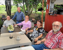 Don Gustavo Robledo Isaza, Gustavo Robledo Vázquez (de pie), Rosa Vázquez de Robledo, Gloria Ángel de Robledo y Carlos Eduardo Robledo.