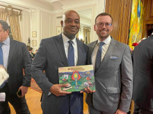 Luis Carlos Velásquez entrego a Luis Gilberto Murillo, embajador de Colombia en Estados Unidos, el libro de La Revolución de la Vivienda. Luis Carlos Velásquez entrego a Luis Gilberto Murillo, embajador de Colombia en Estados Unidos, el libro de La Revolución de la Vivienda.