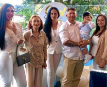 Celebración del bautilzo de Gael Alejandro Antury Ríos. En la foto de izquierda a derecha: Carolina Ríos, Elizabeth Ríos, Claudia Daza, Fernando Patiño y Laura Alzate. Celebración del bautilzo de Gael Alejandro Antury Ríos. En la foto de izquierda a derecha: Carolina Ríos, Elizabeth Ríos, Claudia Daza, Fernando Patiño y Laura Alzate.