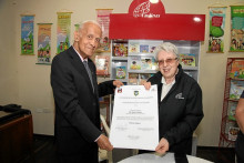 Mención honorífica entregada por Óscar Gaviria Valencia, miembro de La Sociedad de Mejoras Públicas, a la superiora general de las Hermanas Paulinas, Anna Caiazza. Mención honorífica entregada por Óscar Gaviria Valencia, miembro de La Sociedad de Mejoras Públicas, a la superiora general de las Hermanas Paulinas, Anna Caiazza.
