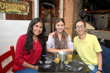 Aura Catalina Franco, Katerine Gómez y Santiago Flórez compartieron un almuerzo de amigos en el restaurante Carrataplán.