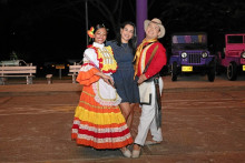 Lina Marcela Higuita, líder de comunicaciones gas EPM junto con los artista de la compañía de Tradición Cultural Quindío. Lina Marcela Higuita, líder de comunicaciones gas EPM junto con los artista de la compañía de Tradición Cultural Quindío.