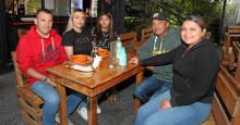 Simón Velázquez Hoyos, propietario del restaurante; Yenny Velázquez, María Fernanda Jiménez, José Fernando Jiménez Cruz y Carolina Angarita. Simón Velázquez Hoyos, propietario del restaurante; Yenny Velázquez, María Fernanda Jiménez, José Fernando Jiménez Cruz y Carolina Angarita.