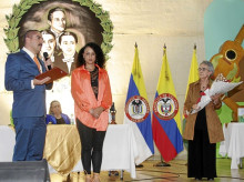 Édgar Alberto Hernández Blandón, rector de la Institución Educativa Liceo Claudina Múnera, y Sandra Yurani Mejía, coordinadora del colegio, homenajearon a María Doralba con una placa honorifica. Édgar Alberto Hernández Blandón, rector de la Institución Educativa Liceo Claudina Múnera, y Sandra Yurani Mejía, coordinadora del colegio, homenajearon a María Doralba con una placa honorifica.