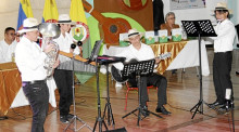 El ensamble Brumiusic, conformado por jóvenes aguadeños de la Banda Sinfónica de Aguadas, amenizaron el evento en el Teatro Bicentenario de Aguadas. El ensamble Brumiusic, conformado por jóvenes aguadeños de la Banda Sinfónica de Aguadas, amenizaron el evento en el Teatro Bicentenario de Aguadas.