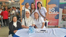 Las hermanas Ligia Agudelo, Gloria del Carmen Torres y Yenni Paola Flórez, acompañadas de Yuliana Marcela Marín, Tatiana Vásquez y Stella Morales. Las hermanas Ligia Agudelo, Gloria del Carmen Torres y Yenni Paola Flórez, acompañadas de Yuliana Marcela Marín, Tatiana Vásquez y Stella Morales.