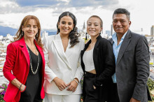 Sara Isabel Quintero Cárdenas recibió su título como Comunicadora Social y Periodista. En la foto está junto a sus familiares Olga Patricia Cárdenas Correa, Diana Sofia Quintero Cárdenas y Martín Fernando Quintero Osorio. Sara Isabel Quintero Cárdenas recibió su título como Comunicadora Social y Periodista. En la foto está junto a sus familiares Olga Patricia Cárdenas Correa, Diana Sofia Quintero Cárdenas y Martín Fernando Quintero Osorio.