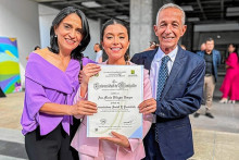 Ana María Villegas Vargas obtuvo su título como Comunicadora Social y Periodista. La acompañaron sus padres, Federico Villegas Mejía y Olga Liliana Vargas Castro. Ana María Villegas Vargas obtuvo su título como Comunicadora Social y Periodista. La acompañaron sus padres, Federico Villegas Mejía y Olga Liliana Vargas Castro.