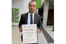 Eddy Santiago Castaño Valencia recibió su título como abogado. Eddy Santiago Castaño Valencia recibió su título como abogado.