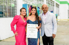 Melissa Muñoz Victoria recibió su título como Psicóloga. La acompañaron Luz Adriana Victoria y Mauricio Antonio Giraldo. Melissa Muñoz Victoria recibió su título como Psicóloga. La acompañaron Luz Adriana Victoria y Mauricio Antonio Giraldo.