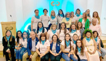 Integrantes del colectivo Mujeres con Ideales acompañadas de los panelistas del conversatorio sobre Violencias de género en empresas que se realizó en la Cámara de Comercio de Manizales por Caldas.