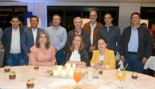 Representantes del Comité de Cafeteros de Caldas: Sandra Rodas Tamayo, coordinadora comercial; Sandra Sanz Álvarez, directora administrativa y financiera; Sonia Villegas Duque, coordinadora de Educación. De pie: Sebastián Echeverry Valencia, coordinador de gestión de proyectos; Edwin Fabio Gálvez Vinasco, coordinador financiero; Luis Fernando Giraldo Castellanos, líder departamental de extensión rural; Marco Tulio Hoyos Duque, director ejecutivo; Juan Carlos Gaviria, arquitecto; Juan Sebastián Arango Pastor, coordinador jurídico; y Carlos Alberto Loaiza Giraldo, líder de infraestructura. Representantes del Comité de Cafeteros de Caldas: Sandra Rodas Tamayo, coordinadora comercial; Sandra Sanz Álvarez, directora administrativa y financiera; Sonia Villegas Duque, coordinadora de Educación. De pie: Sebastián Echeverry Valencia, coordinador de gestión de proyectos; Edwin Fabio Gálvez Vinasco, coordinador financiero; Luis Fernando Giraldo Castellanos, líder departamental de extensión rural; Marco Tulio Hoyos Duque, director ejecutivo; Juan Carlos Gaviria, arquitecto; Juan Sebastián Arango Pastor