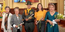 Elena de los Dolores Pérez López, Aracelly Aristizábal López, subintendente Yhovanny Rivera Betancur, Judith Hernández López y Luz Stella Montoya Ramírez, caldenses homenajeados. Elena de los Dolores Pérez López, Aracelly Aristizábal López, subintendente Yhovanny Rivera Betancur, Judith Hernández López y Luz Stella Montoya Ramírez, caldenses homenajeados.