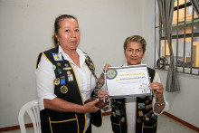 María Luciel Montoya entrega reconocimiento por su excelente gestión en el cargo de presidenta del Club a Marha Lucia Echeverri, presidenta saliente.