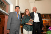 Miguel Ángel Vega Cardona junto a sus hermanos Gloria Rocio y Marino. Miguel Ángel Vega Cardona junto a sus hermanos Gloria Rocio y Marino.