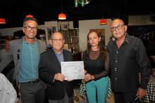 Reconocimiento otorgado por Comite del Tango A Hugo Arias Orozco, por su talante, pasión, por una vida de celebración y exaltación de la cultura del tango. Lo acompañan Nicolás Montoya Castaño, Martha Solis y Jorge Nel Giraldo.