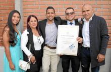Foto | Agemiro Idárraga | LA PATRIA Juan José Calderón Rendón recibió su título de Licenciado en Música, otorgado por la Universidad de Caldas. Lo acompaña su familia Valeria Moreno Osorio, Liliana Rendón Rojas, Daniel Soto Rendón y Bernardo Calderón Mejía. Foto | Agemiro Idárraga | LA PATRIA Juan José Calderón Rendón recibió su título de Licenciado en Música, otorgado por la Universidad de Caldas. Lo acompaña su familia Valeria Moreno Osorio, Liliana Rendón Rojas, Daniel Soto Rendón y Bernardo Calderón Mejía.