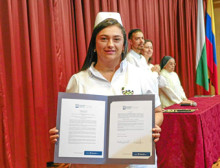 Diva Milena González recibió dos reconocimientos: Medalla al mérito por rendimiento académico y mención de honor por Práctica formativa.