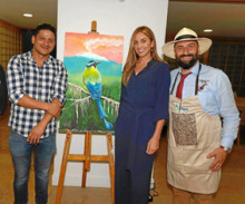 Felipe Chiquito, artista, Adriana Tarud Durán, directora Relaciones Corporativas Grupo Prisa; y Héctor Bernal, somelier. Felipe Chiquito, artista, Adriana Tarud Durán, directora Relaciones Corporativas Grupo Prisa; y Héctor Bernal, somelier.