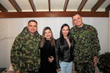 Teniente coronel Juan Gabriel Rojas, comandante del Batallón Ayacucho; Alejandra Cañas, July Alejandra Chambo y el mayor Andrés Toro. Teniente coronel Juan Gabriel Rojas, comandante del Batallón Ayacucho; Alejandra Cañas, July Alejandra Chambo y el mayor Andrés Toro.