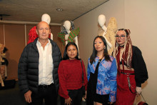 Carlos Eduardo Jaramillo Sanint, rector de la Universidad Autónoma de Manizales; Angie Karina Bisbicus, Juliana López y Danna Guzmán.