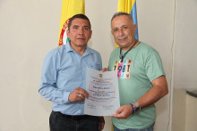 Alberto Botero recibe un dipoloma conmemorativo de manos de Jorge Eliécer Rivera Franco, rector del Inem. Alberto Botero recibe un dipoloma conmemorativo de manos de Jorge Eliécer Rivera Franco, rector del Inem.