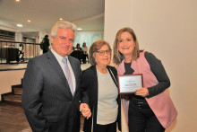 Beatriz Eugenia Pardo, directora ejecutiva de la Fundación Obras Sociales Betania, entrega reconocimiento a Andrés Echeverri Jaramillo y Leonor Jaramillo.