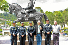 Comisario Alexánder Varela; capitán Katia Vergara; teniente coronel Sandra Bibiana, directora de la Escuela de Carabineros ; Jhon Jairo Castaño, director encargado de la ESAP Caldas; mayor James Orlando Tovar, y José Alberto Cardona, líder de Capacitación de la ESAP Caldas