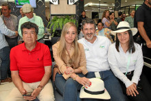 Miguel Ángel Vega Cardona, Mónica Paulina Ramírez Escobar, Santiago Villegas, gerente general de Chec; y Lina Tatiana Giraldo Pinzón. Miguel Ángel Vega Cardona, Mónica Paulina Ramírez Escobar, Santiago Villegas, gerente general de Chec; y Lina Tatiana Giraldo Pinzón.