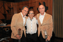 Dueto de los Hermanos Uribe y Jhon Jairo Montoya Gómez. Dueto de los Hermanos Uribe y Jhon Jairo Montoya Gómez.