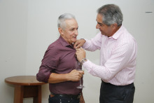 Guillermo Barrera recibe el broche del Voceador de Prensa por sus 45 años laborados en el periódico de manos de Jorge Hernán Botero, director-gerente.