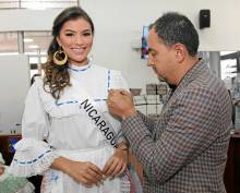 Fotos | Argemiro Idárraga | LA PATRIA Julián Osorio entregó el escudo del Concejo a Fernanda Salazar, representante de Nicaragua. Fotos | Argemiro Idárraga | LA PATRIA Julián Osorio entregó el escudo del Concejo a Fernanda Salazar, representante de Nicaragua.