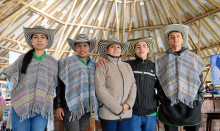 María Aracely Sarmiento (centro), propietaria del Parador Turístico La Esperanza, ubicado en la vía al Nevado del Ruiz, se encargó de ofrecerles a las candidatas al Reinado Internacional del Café una tradicional aguadepanela con queso. En la imagen acompañada de su equipo de trabajo Luisa Fernanda Valderrama, Adriana Lucía Ardila Carrillo, Sergio Ballesteros y Samuel Fandiño.
