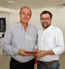 Sergio Salazar López, gerente del Hotel Carretero, dio la Placa a Juan Carlos Gómez Muñoz como Taurino 2023. Sergio Salazar López, gerente del Hotel Carretero, dio la Placa a Juan Carlos Gómez Muñoz como Taurino 2023.