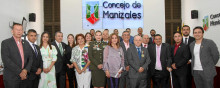 Los homenajeados en compañía de los concejales de Manizales.