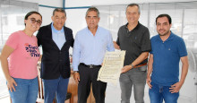 Acompañaron la entrega del documento la periodista Laura Henao, Gabriel Fernanado Cárdenas, Jorge Hernán Botero, gerente- director de LA PATRIA; Juan Luis Taborda y David Fernando Muñoz. Acompañaron la entrega del documento la periodista Laura Henao, Gabriel Fernanado Cárdenas, Jorge Hernán Botero, gerente- director de LA PATRIA; Juan Luis Taborda y David Fernando Muñoz.