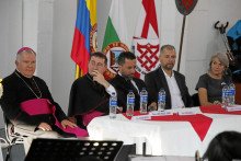 Monseñor José Miguel Gómez R, monseñor Paolo Rudelli, nuncio apostólico; Andrés Felipe Betancurth, secretario de Educación de Manizales; Diego Angelillis Quiceno y Margarita María Gómez Monseñor José Miguel Gómez R, monseñor Paolo Rudelli, nuncio apostólico; Andrés Felipe Betancurth, secretario de Educación de Manizales; Diego Angelillis Quiceno y Margarita María Gómez