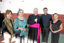 Gloria Armel Jaramillo, Olga Rivas de Echeverry y María Alicia Echeverri de Londoño de la Fundación Amor por Manizales, benefactoras del colegio La Salle, acompañan a monseñor José Miguel Gómez y al sacerdote Edwin Andrés Prias.