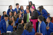 El maestro Jorge Mario Raigosa Franco, director de la Banda Sinfónica de la I.E San Juan Bautista de La Salle, y monseñor Paolo Rudelli comparten con integrantres de la agrupación musical. El maestro Jorge Mario Raigosa Franco, director de la Banda Sinfónica de la I.E San Juan Bautista de La Salle, y monseñor Paolo Rudelli comparten con integrantres de la agrupación musical.