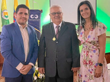 Hernando Alonso Marín Agudelo, empresario fundador de la Avícola y Concentrados La Cabaña. Lo acompañan Juan Manuel Pérez Saldías, presidente de la Junta Directiva de la CCMPC, y Lina María Ramírez Londoño, presidenta ejecutiva CCMPC.