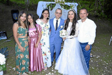 Nelly Johanna León, Manuela León, Francy Duque, Alejandro León, Laura Linares y Uriel León. Nelly Johanna León, Manuela León, Francy Duque, Alejandro León, Laura Linares y Uriel León.