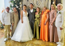 Los nuevos esposos en compañía de los tíos Osorio Duque: Jorge Hernán, Diana, Isabel Cristina, Ana María, Gloria Helena y Carlos Alberto Osorio Duque, padre de la novia. Los nuevos esposos en compañía de los tíos Osorio Duque: Jorge Hernán, Diana, Isabel Cristina, Ana María, Gloria Helena y Carlos Alberto Osorio Duque, padre de la novia.