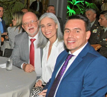 Henry Gutiérrez Ángel, gobernador de Caldas; Juliana Londoño Villa, gestora social Alcaldía de Manizales; y Jorge Eduardo Rojas Giraldo, alcalde de Manizales. Henry Gutiérrez Ángel, gobernador de Caldas; Juliana Londoño Villa, gestora social Alcaldía de Manizales; y Jorge Eduardo Rojas Giraldo, alcalde de Manizales.