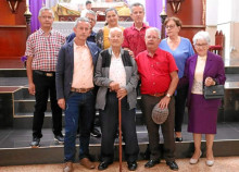 Luciano Arias acompañado por algunos de sus hijos al terminar la misa de cumpleaños. Luciano Arias acompañado por algunos de sus hijos al terminar la misa de cumpleaños.
